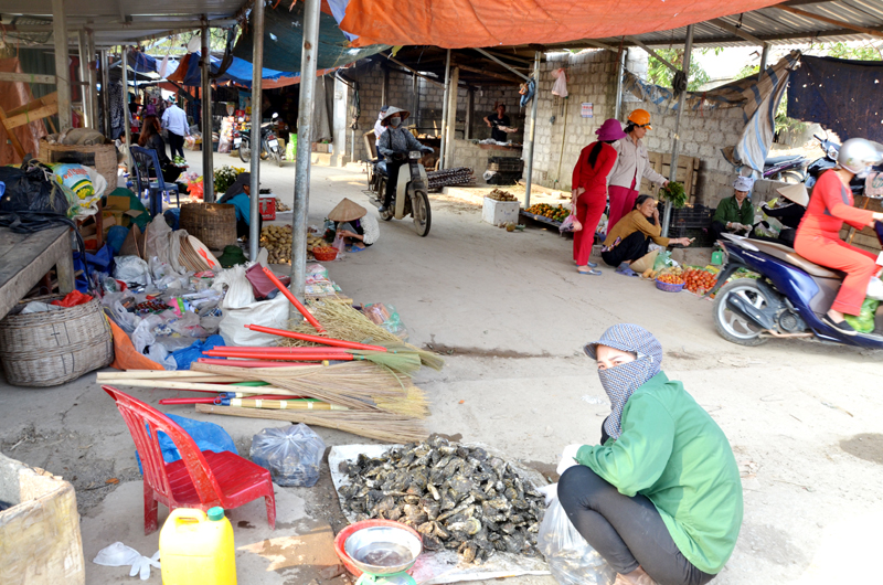 Các hộ tiểu thương tại chợ Đồng Cao, chợ Đá Trắng trên địa bàn xã Thống Nhất đều ký cam kết đảm bảo an toàn vệ sinh thực phẩm và VSMT
