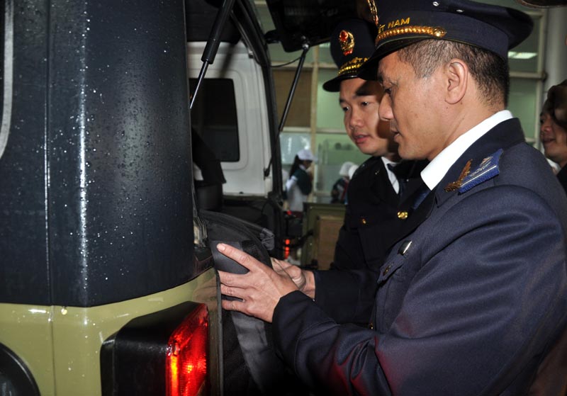 Lực lượng chức năng kiểm tra phương tiện xe ô tô du lịch tự lái qua cửa khẩu quốc tế Móng Cái. Ảnh: Thái Cảnh