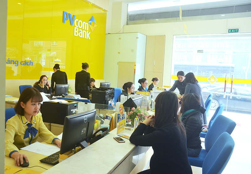 Khách hàng giao dịch tại PV bank chi nhánh Quảng Ninh