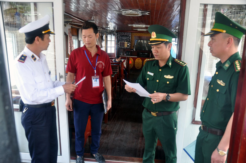 Cán bộ Đồn Biên phòng cửa khẩu cảng Hòn Gai phối hợp kiểm soát chặt chẽ phương tiện đưa, đón khách thăm quan Vịnh Hạ Long