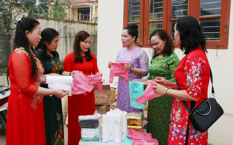 Chị Nguyễn Thị Thu Hà, Chủ tịch Hội LHPN phường Cẩm Thịnh (TP Cẩm Phả) tuyên truyền cho hội viên, phụ nữ sử dụng túi sinh học tự phân hủy thay cho túi nilon.