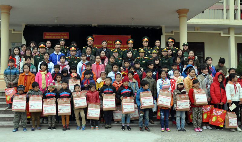 Đoàn thanh niên Bộ CHQS tỉnh thăm, tặng quà trẻ em nghèo tại xã đảo Vĩnh Thực. 
