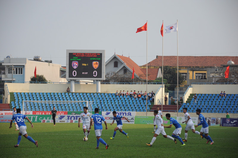 Các cầu thủ của Than Quảng Ninh (áo xanh) đã đang chơi ấn tượng ở đầu mùa giải 