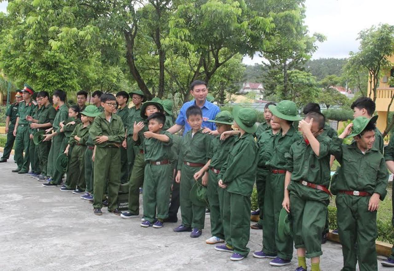 Đồng chí Lê Hùng Sơn, Bí thư Tỉnh đoàn thăm và động viên các em thiếu nhi tham gia lớp học kỳ trong quân đội tại TP Uông Bí