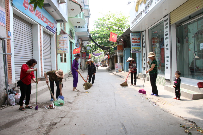 Phụ nữ khu 1, phường Hà An, TX Quảng Yên làm vệ sinh Ngày Chủ nhật xanh