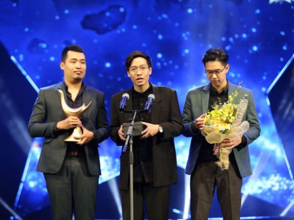 (Từ trái sang) Phan Việt Hoàng, Vũ Đinh Trọng Thắng và Nguyễn Hùng Nam Anh trên sân khấu lễ trao giải Âm nhạc Cống hiến lần 13-2018.