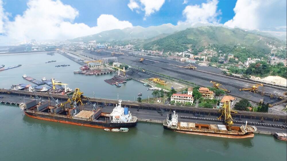 Những tháng đầu năm 2018, Cảng Cẩm Phả tấp nập phương tiện vào cập Cảng để xuất than. (Ảnh Hoàng Hải CTV)