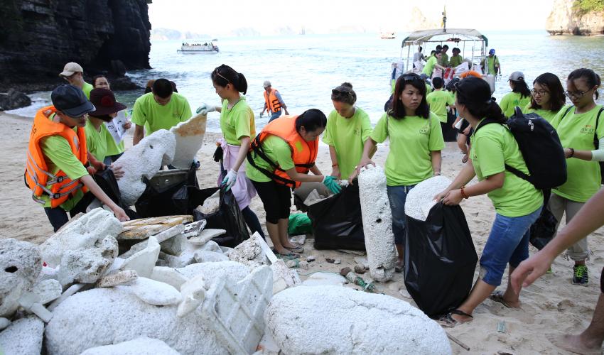Các tình nguyên viên thu gom rác thải trên Vịnh Hạ Long. Ảnh: Tổ chức IUCN