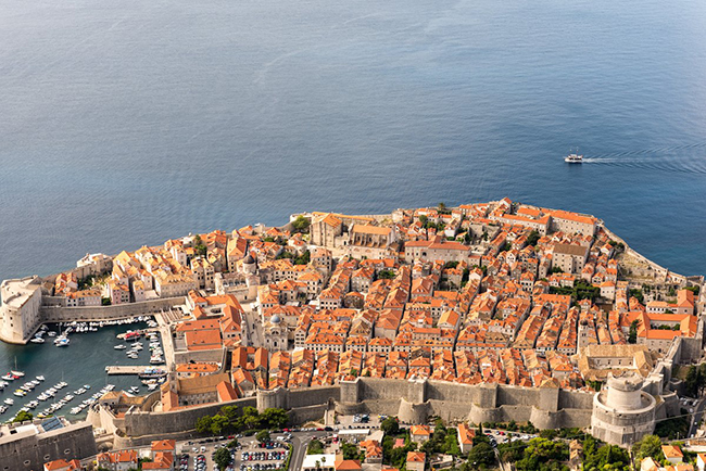 Croatia: Các ngôi nhà nhỏ bằng đất nung với mái đỏ au tại các khu du lịch của Croatia như Dubrovnik và Split nằm sát bên bãi biển xanh thẳm Adriatic khiến cho đất nước xinh đẹp này cũng giành được sự tín nhiệm của du khách và được 1 phiếu bầu vào top 20.