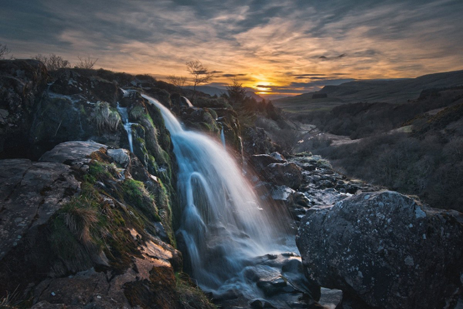 Scotland: Đứng vị trí hàng đầu và là quốc gia đẹp nhất thế giới, đó là Scotland với những ngọn đồi gồ ghề, các vùng cao nguyên và thác nước tuyệt đẹp ở Fintry.