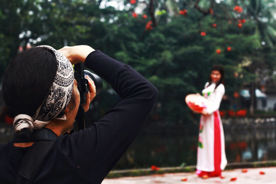 Các chị, các em xúng xính áo dài tranh thủ đến chùa Thầy để ghi lại cho mình những bức ảnh tuyệt đẹp bên hoa gạo tháng ba.