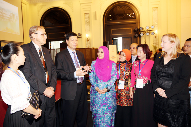 Lãnh đạo tỉnh Quảng Ninh và các đại biểu trong và ngoài nước trao đổi về các giải pháp phát triển du lịch tại hội nghị 