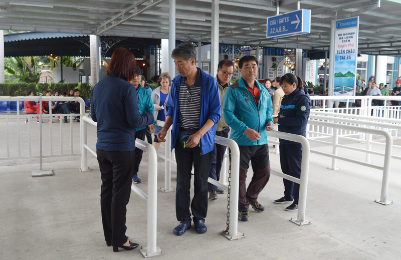 Liên kết du lịch vùng là một trong những động lực thu hút du khách đến với Quảng Ninh. Trong ảnh: Du khách xuất trình vé tại điểm tham quan vịnh Hạ Long. 