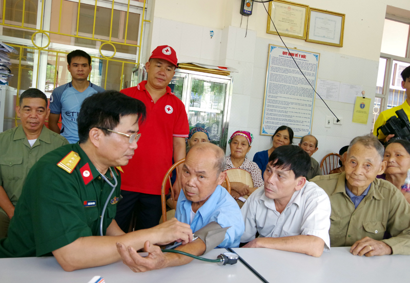 Bộ CHQS tỉnh phối hợp Hội Chữ thập đỏ tỉnh tổ chức khám bệnh, cấp phát thuốc miễn phí cho các đối tượng chính sách, người có công trên địa bàn huyện Hoành Bồ.