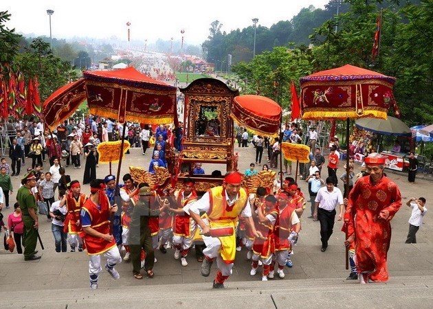 Đoàn rước kiệu lên Đền Hùng mùa lễ hội năm 2017. (Ảnh: Trung Kiên/TTXVN)