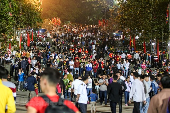 23 giờ ngày 5/4/2017, trong khu vực quảng trường Đền Hùng rất đông du khách đến vui chơi và tham quan. (Ảnh: Minh Sơn/Vietnam+)