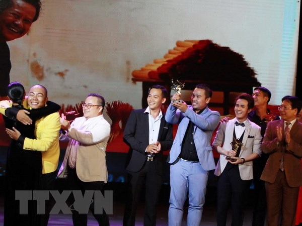 Trao giải Cánh Diều Vàng 2016 cho hạng mục phim Điện ảnh đối với phim Sài Gòn anh yêu em. (Ảnh minh họa: Phương Vy/TTXVN)