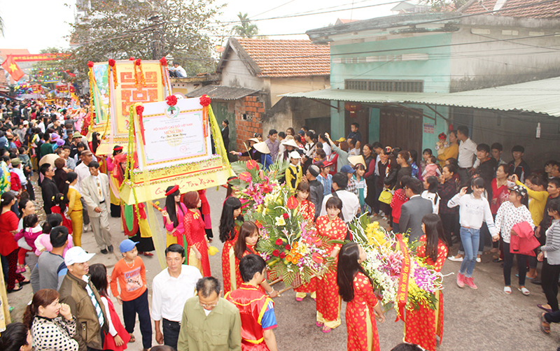 Lễ hội Tiên Công hằng năm thu hút đông đảo du khách.
