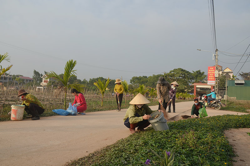 Người dân xã Tiền An tham gia dọn vệ sinh môi trường trên địa bàn