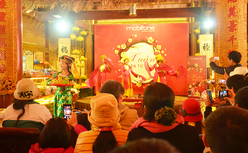 Công ty CP Phát triển Tùng Lâm tổ chức biểu diễn nghệ thuật dân tộc phục vụ du khách tại Yên Tử.