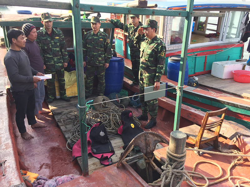 Lực lượng tuần tra kiểm soát của Hải đội 2 Biên phòng thu giữ tang vật đánh bắt thủy sản theo hình thức tận diệt.