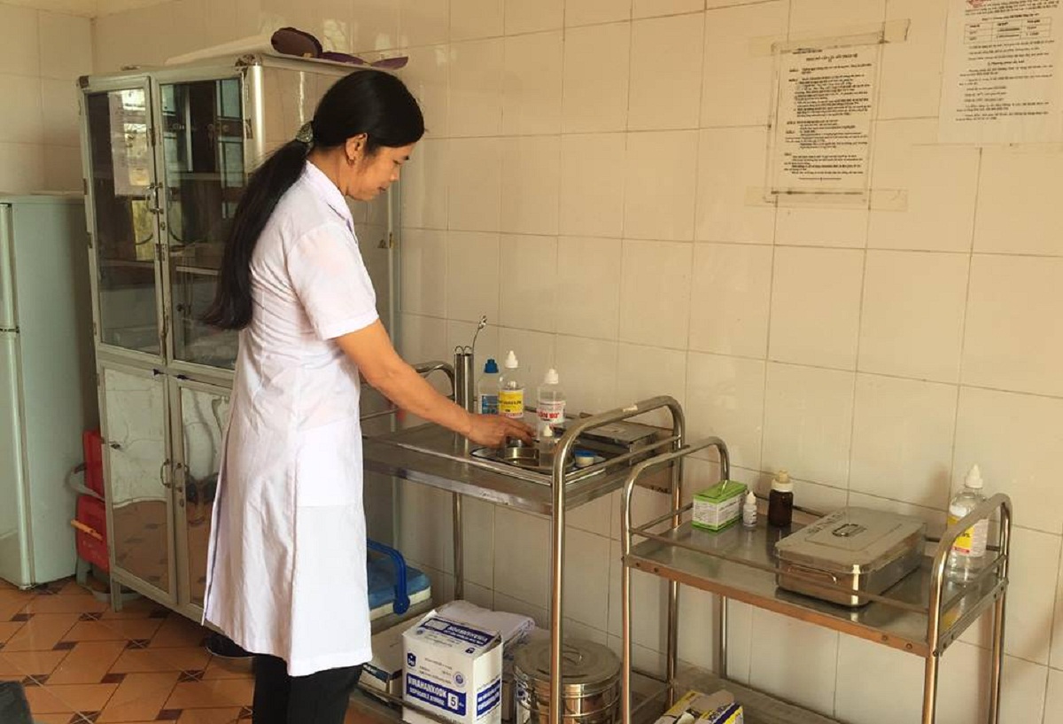 Bác sỹ Trạm Y tế xã Phong Dụ (Tiên Yên) kiểm tra dụng cụ y tế sẵn sàng cho công tác khám, chữa bệnh