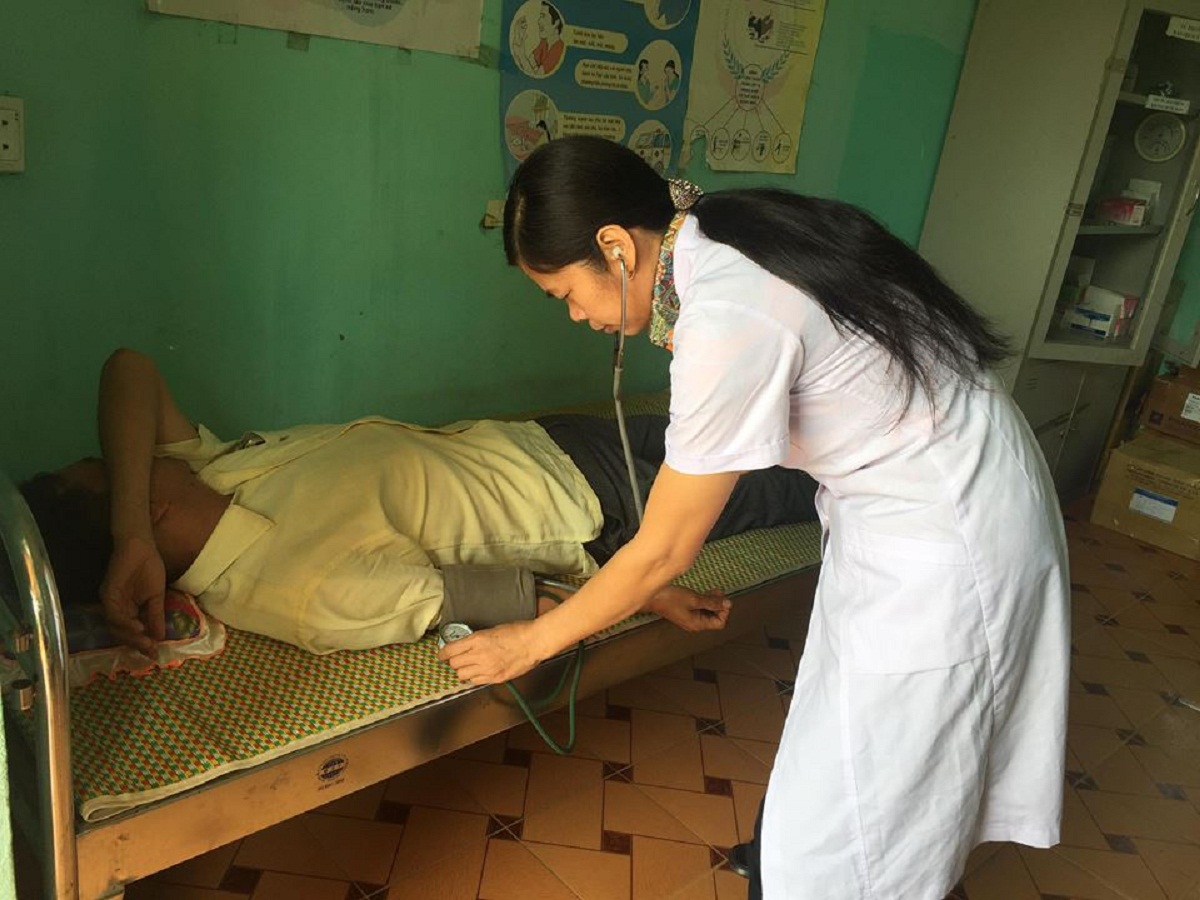 Bác sỹ của Trạm Y tế xã Phong Dụ (Tiên Yên) khám sức khỏe cho bệnh nhân