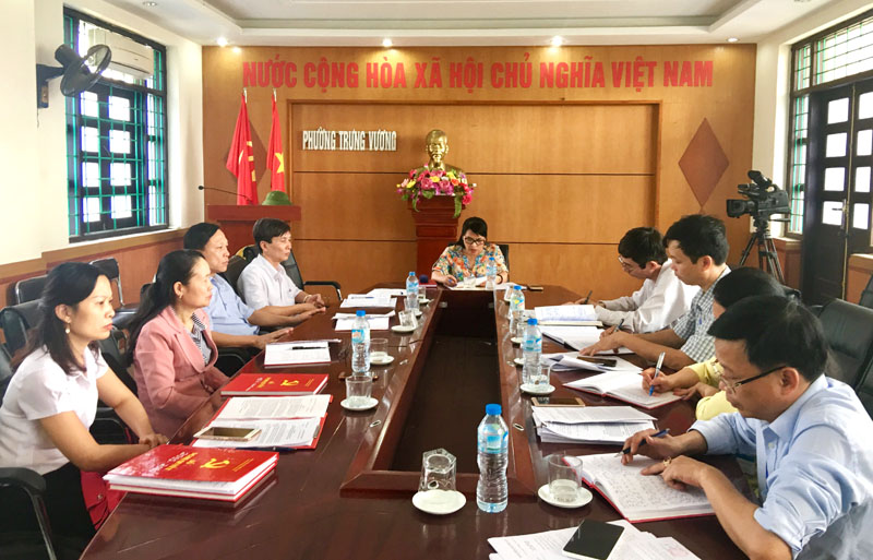 Lãnh đạo Thành ủy Uông Bí làm việc với Đảng bộ phường Trưng Vương về nâng cao chất lượng sinh hoạt Chi bộ tại các khu dân cư.