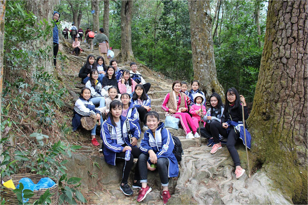 Học sinh Trường THCS Mông Dương 2, TP Cẩm Phả nghỉ ngơi sau khi leo núi