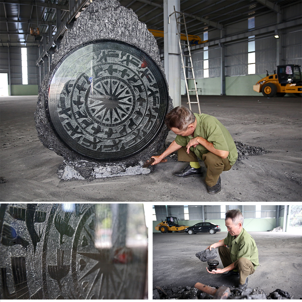 Ông Lê Quang Ninh (Cẩm Phả) bên cạnh sản phẩm điêu khắc mặt trống đồng trên than đá nguyên khối trọng lượng hơn 1 tấn