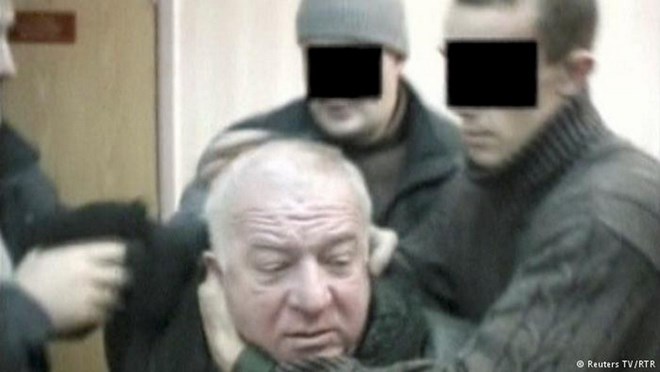 Cựu điệp viên Nga Sergei Skripal bị bắt bên ngoài nhà của ông vào năm 2004. (Nguồn: Reuters)