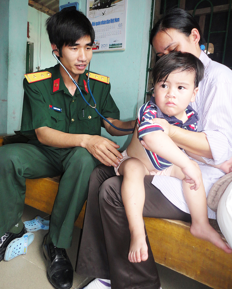 Bộ đội khám bệnh cho em bé duy nhất đảo Trần.
