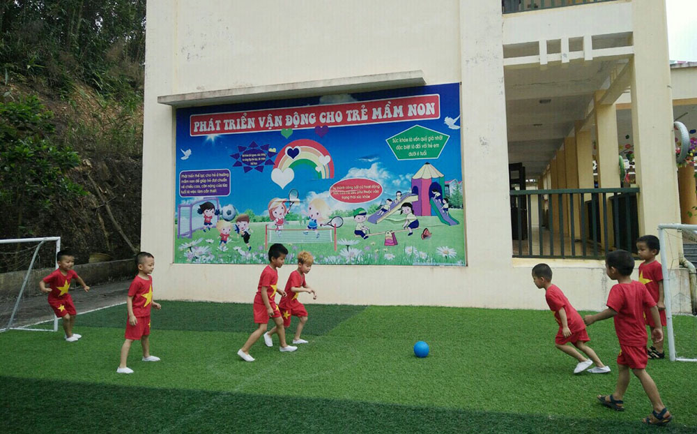 Trẻ mẫu giáo Trường Mầm non Điền Xá đá bóng tại khuôn viên sân trường
