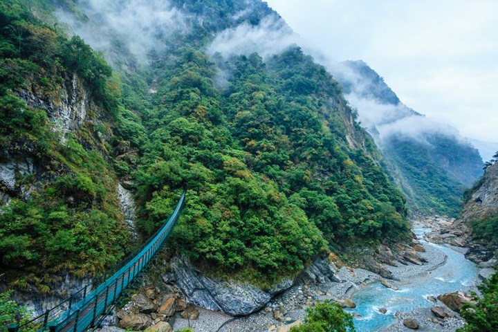   Vườn quốc gia Taroko, Đài Loan. Vườn quốc gia Taroko có tên được đặt theo hẻm núi dài 12 dặm Taroko Gorge, cao 1000ft và chỉ rộng khoảng 30-40ft tại những chỗ hẹp nhất. Nếu bạn là một người ưa thích độ cao, hãy chọn tuyến đường mòn Zhuilu chạy quanh một vách đá cao vài trăm ft so với thềm thung lũng và không có thanh chắn. 
