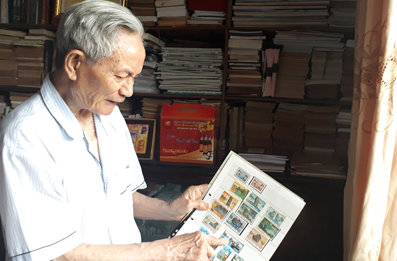 Ông Nguyễn Cảnh Loan giới thiệu bộ tem của mình.