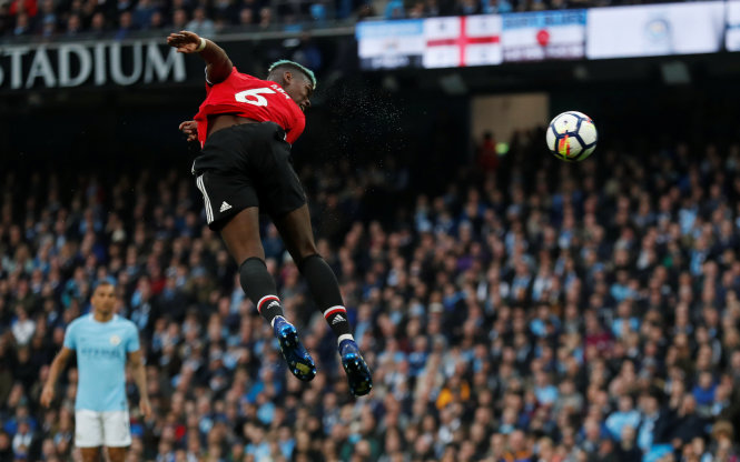 Pha đánh đầu quân bình tỉ số 2-2 cho M.U của Pogba. Ảnh: REUTERS