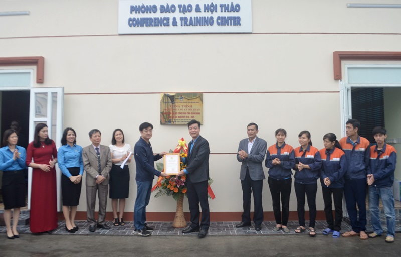 Lãnh đạo Công đoàn các KCN tỉnh và  Công ty TNHH Vina New Tarps Việt Nam gắn biến công trình chào mừng Đại hội Công đoàn tỉnh Quảng Ninh lần thứ XIII. 
