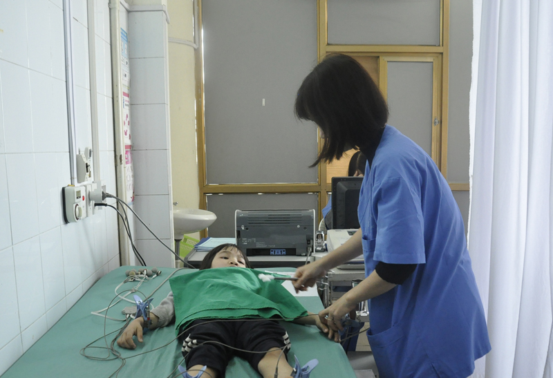 Kiểm tra bệnh tim cho trẻ tại Bệnh viện Đa khoa tỉnh Ảnh: Thu Nguyệt.