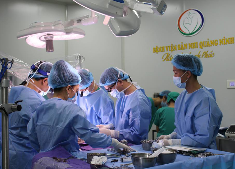 Phẫu thuật tim hở vá lỗ thông liên thất cho trẻ bị bệnh tim bẩm sinh tại Bệnh viện Sản nhi tỉnh (ảnh: BV Sản nhi cung cấp).