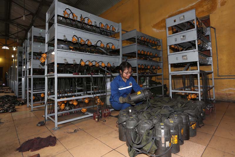 Sửa chữa đèn ắc quy cho thợ lò ở Phân xưởng Cơ điện mỏ, Công ty Than Quang Hanh-TKV. (ảnh minh họa). Ảnh: Cẩm Nang