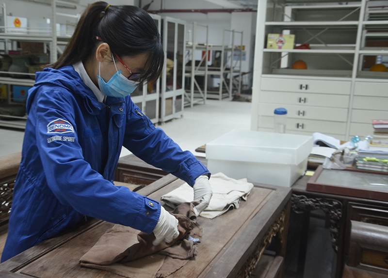 Nhân viên Bảo tàng Quảng Ninh bảo quản những hiện vật này rất cẩn thận.