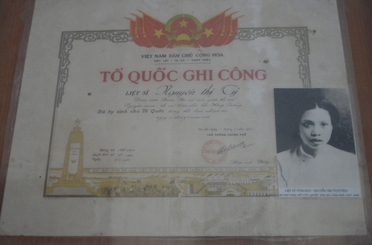 Di ảnh và bằng Tổ quốc ghi công của liệt sĩ Nguyễn Thị Tý tại nhà ông Vũ Cẩm.
