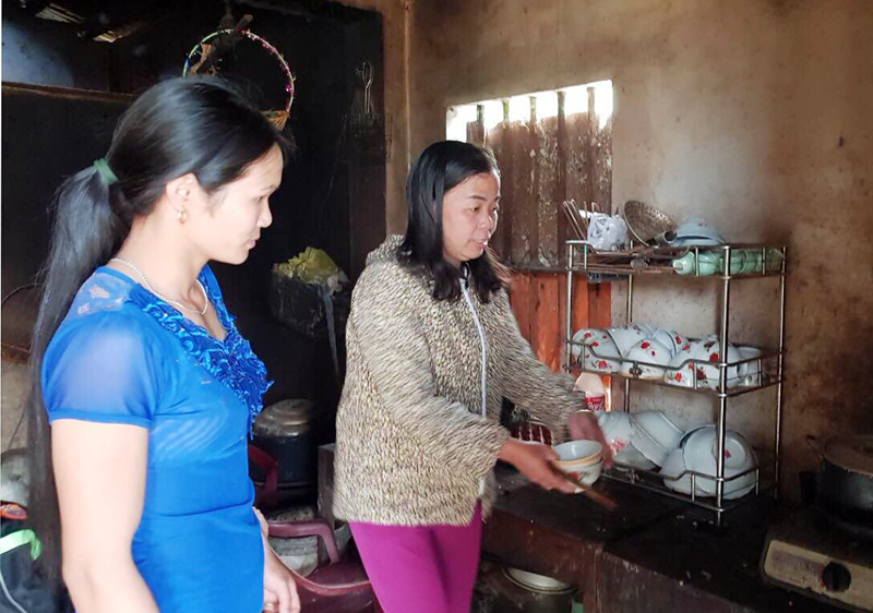Chị Ngô Thị Say, Chủ tịch Hội LHPN xã Hoành Mô (phải) vận động, cầm tay chỉ việc giúp người dân dọn dẹp nhà cửa sạch sẽ. 