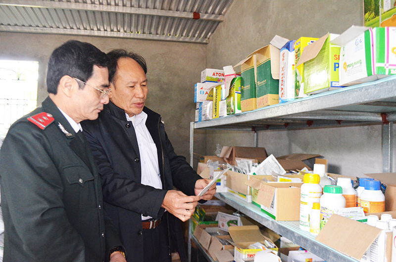 Đại diện cơ quan quản lý kiểm tra một cơ sở bán thuốc BVTV tại xã Bình Khê, TX Đông Triều