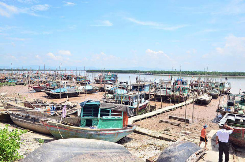 Khu vực neo đậu tàu thuyền tại Cống đình Lưu Khê, xã Liên Hòa, TX Quảng Yên. 