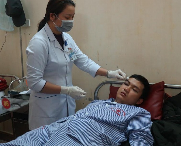 Thực tập sinh Trần Nhật Giáp đang được chăm sóc tại Khoa Ngoại Thần kinh