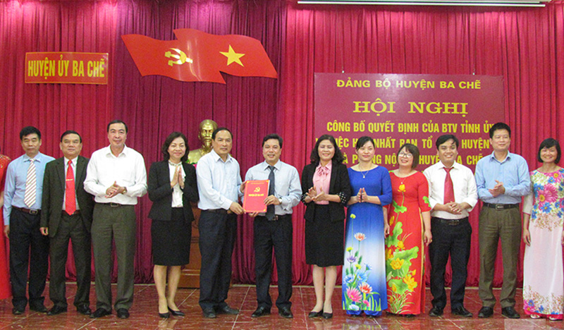 Lãnh đạo huyện Ba Chẽ trao quyết định thành lập Cơ quan Tổ chức - Nội vụ huyện. Ảnh: Bình Minh (Trung tâm TT-VH huyện Ba Chẽ)