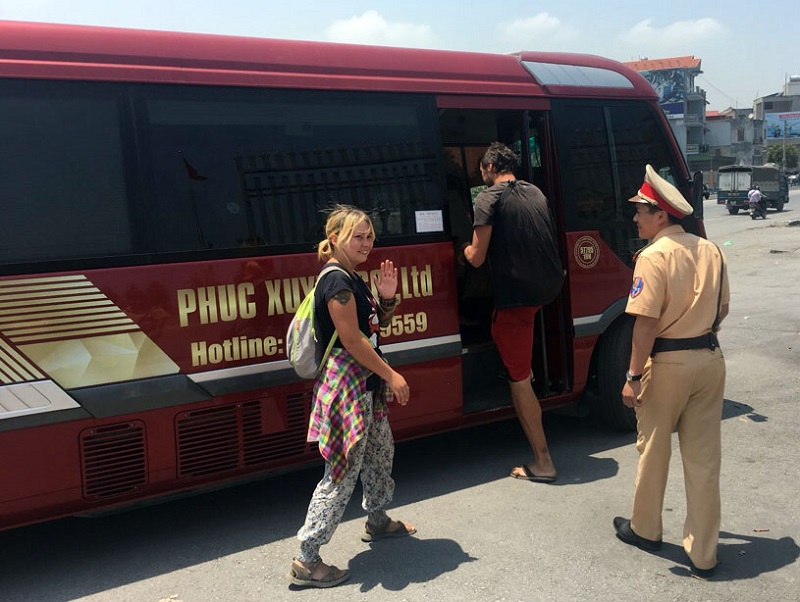 Đội TTKSGT số 1 hỗ trợ tiền và đón xe khách cho 2 khách du lịch về Hà Nội (Ảnh: Đội TTKSGT số 1).