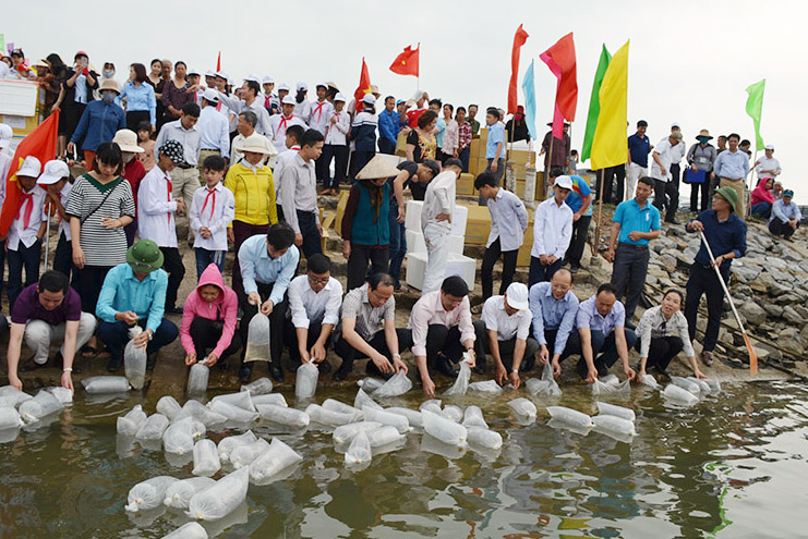 Cán bộ lãnh đạo và nhân dân TX Quảng Yên thả cá tái tại nguồn thủy sản trên địa bàn thị xã. Ảnh: Nguyễn Chiến. 