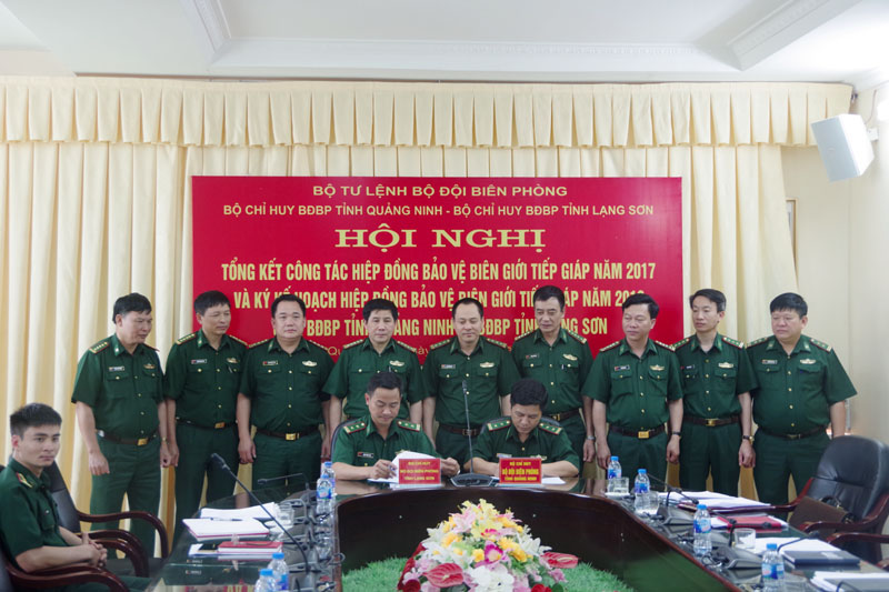 Đại diện Bộ Chỉ huy BĐBP 2 tỉnh Quảng Ninh và Lạng Sơn ký kết chương trình phối hợp bảo vệ biên giới tiếp giáp năm 2018